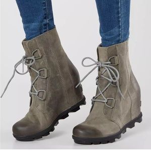 EUC Sorel Joan Of Arctic Leather Wedge Boot, size 6